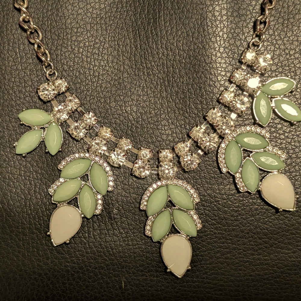 Chic Vintage Mint and Cream Necklace